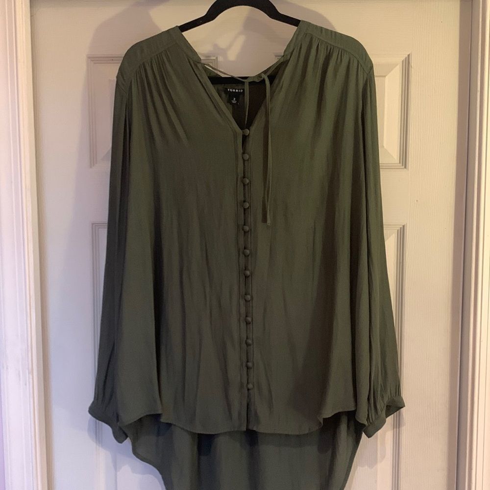 Torrid Button-up Blouse Olive Green Size 2 High Low Long Sleeves Women’s Top